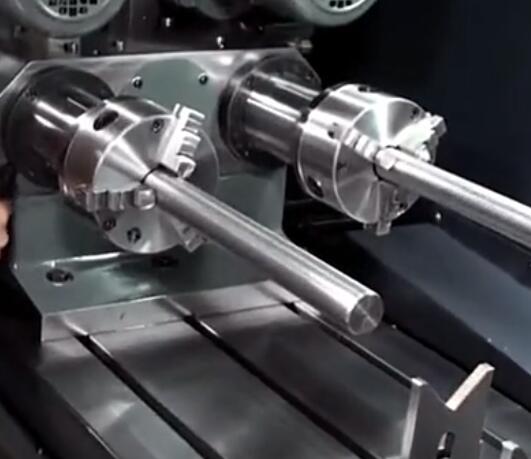  軸類深孔鉆床，這樣的數控機床國內很少見，看看不一樣的加工過程